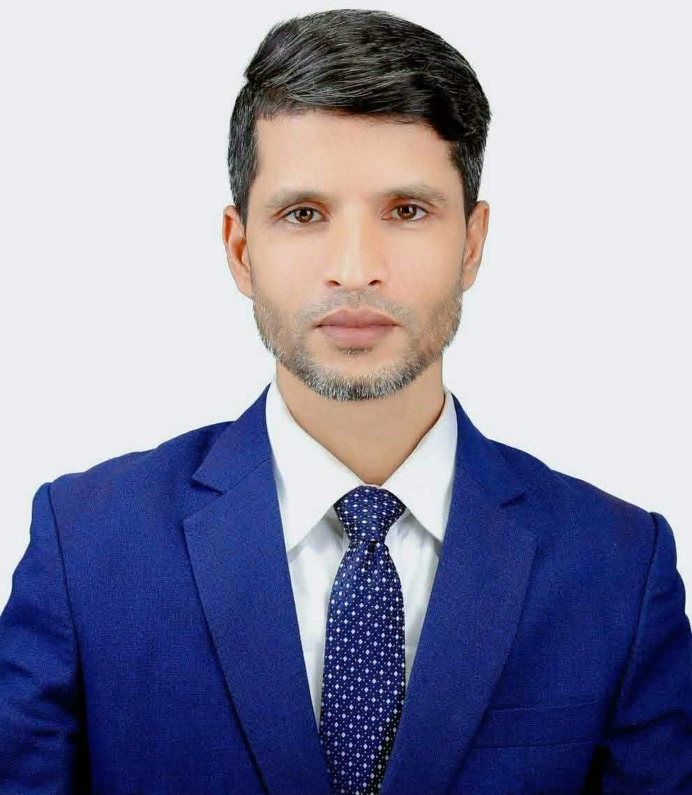 নীল স্যুটে সৌম্য আত্মবিশ্বাস