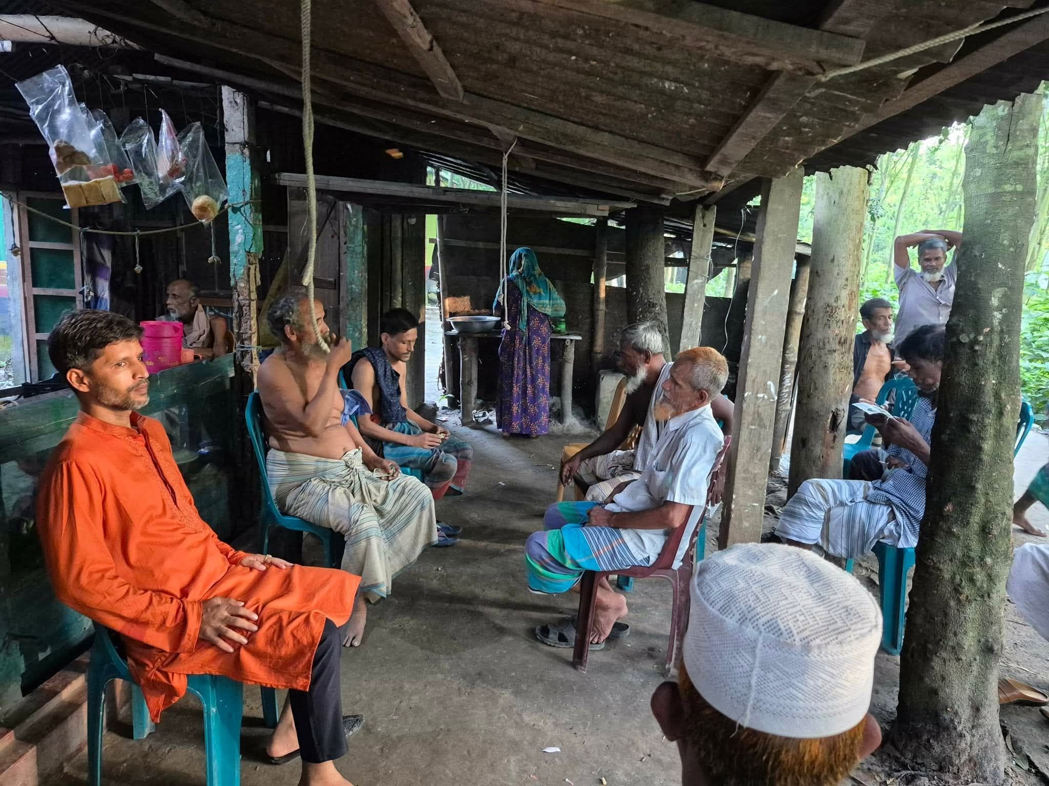 চা-আড্ডায় মানুষের সুখ-দুঃখের কথা